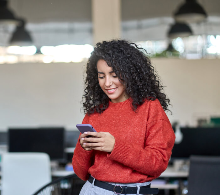 mujer viendo el celular