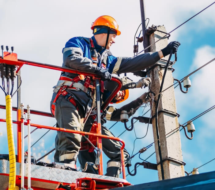 hombre en una instalación eléctrica